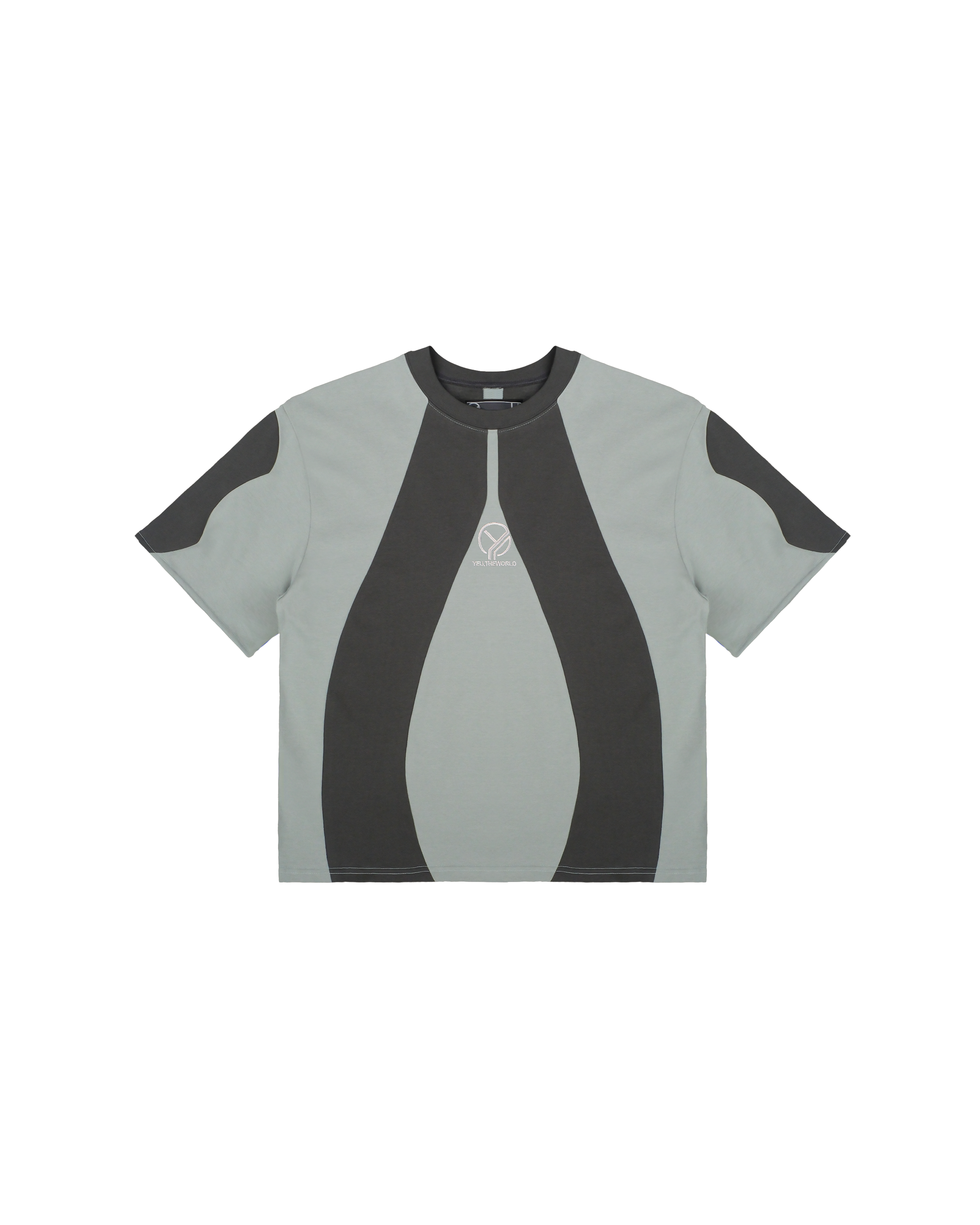 Freigestelltes T-Shirt mit bogenförmigen Farbflächen in Schwarz auf graugrünem Grund und zentral platzierter grauer Logo-Stickerei von „YEU.THEWORLD“.