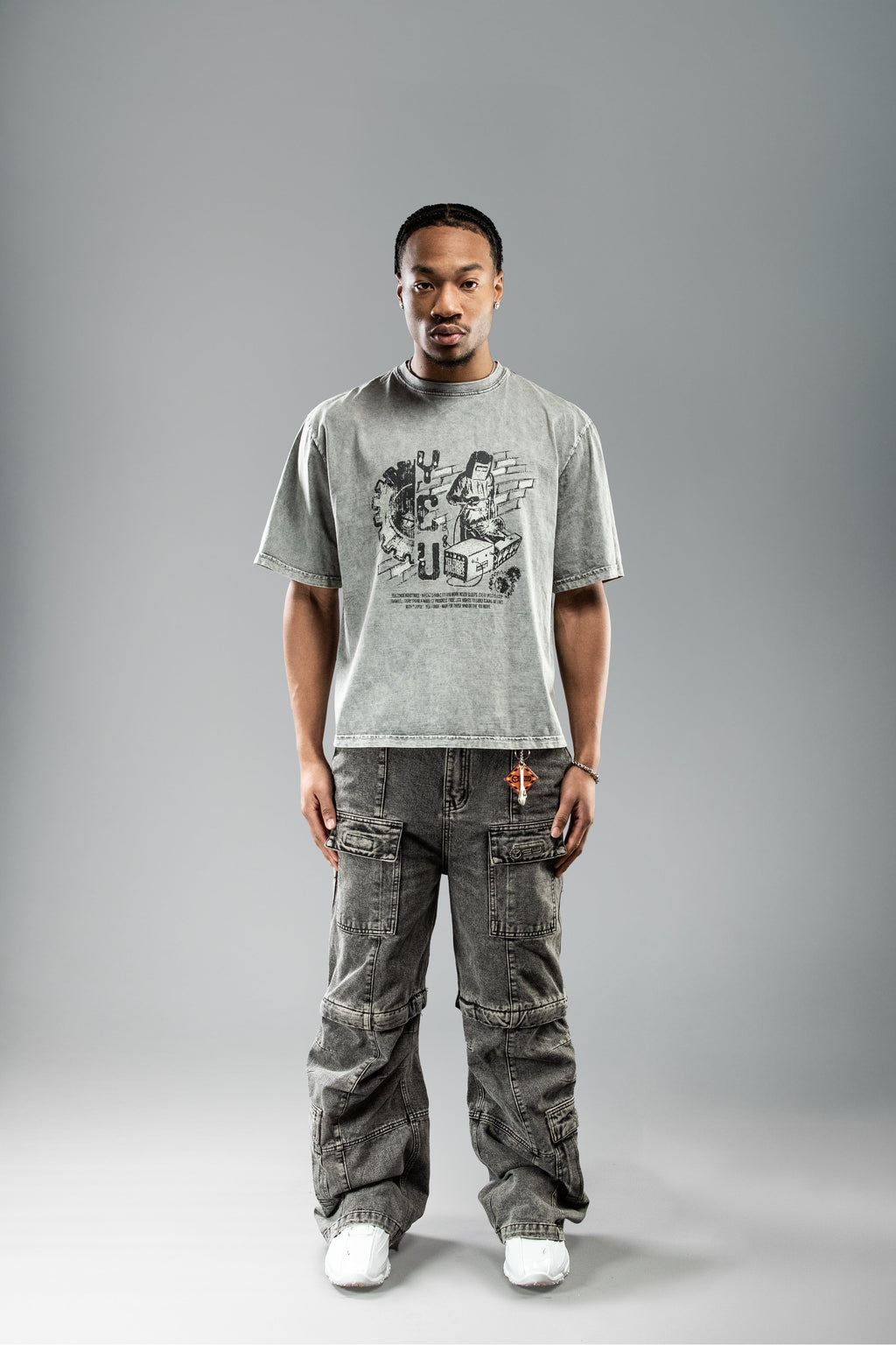 Frontalansicht des grauen Shirts mit Industrial-Motiv: Schweißer, Zahnrad, Werkzeuge und technischer Textdruck.