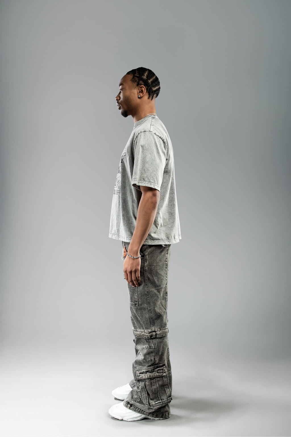 Seitliche Ansicht desselben Looks, betont den lockeren Fall des Stoffes und die Vintage-Waschung.