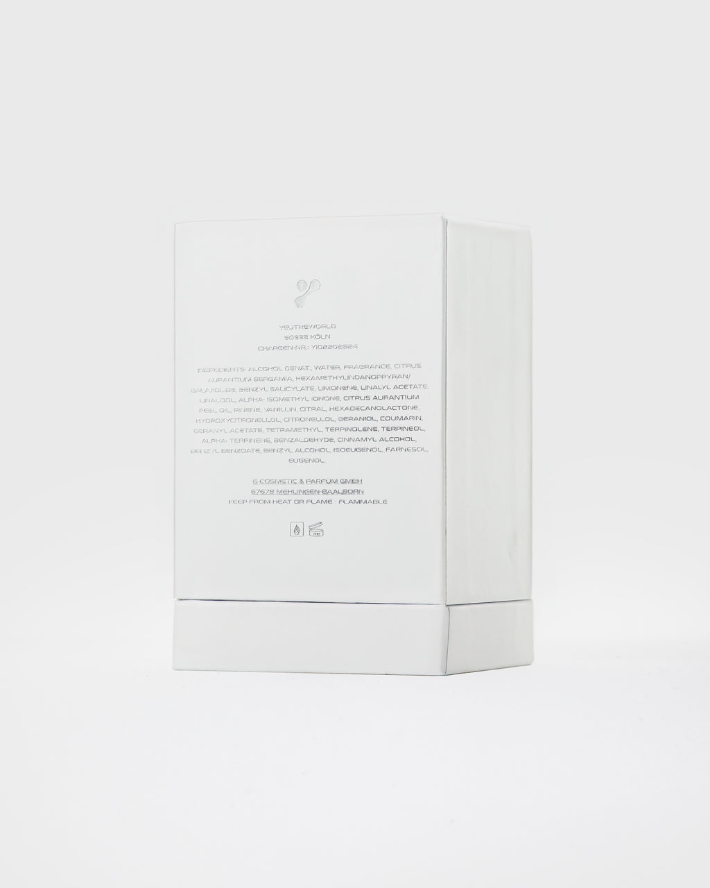 Rückseite der weißen Parfum-Verpackung; Zutatenliste und Herstellerangaben in feiner Typografie.