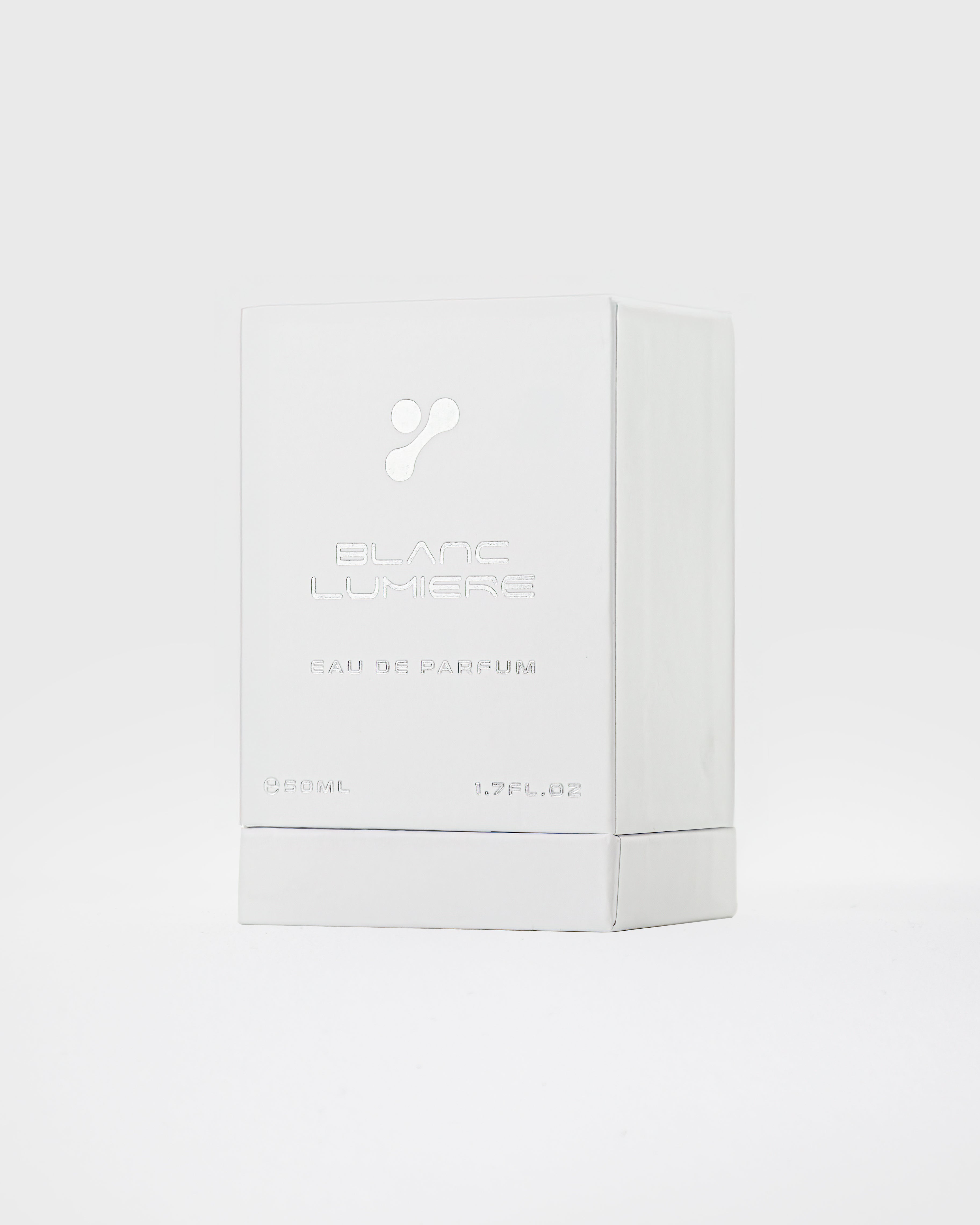 Vorderseite der weißen Parfum-Verpackung mit geprägtem Logo „BLANC LUMIERE – Eau de Parfum“, 50 ml.