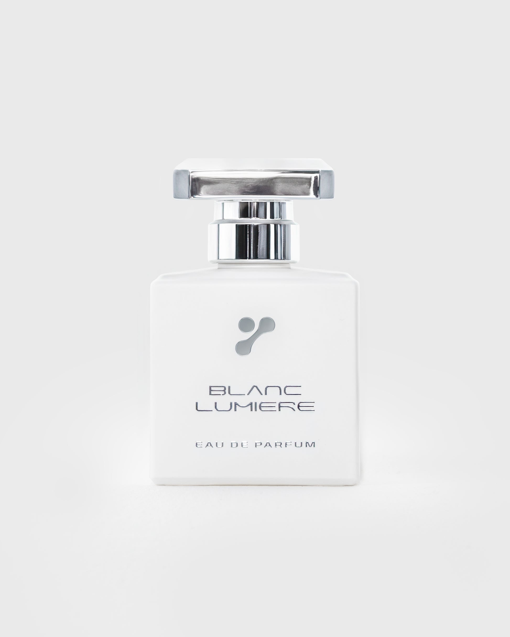 Frontansicht des weißen Parfumflakons mit Logo „BLANC LUMIERE – Eau de Parfum“, eckiger, silberner Deckel.