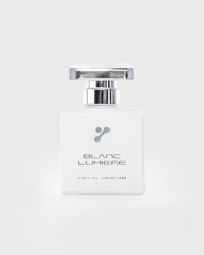 Frontansicht des weißen Parfumflakons mit Logo „BLANC LUMIERE – Eau de Parfum“, eckiger, silberner Deckel.