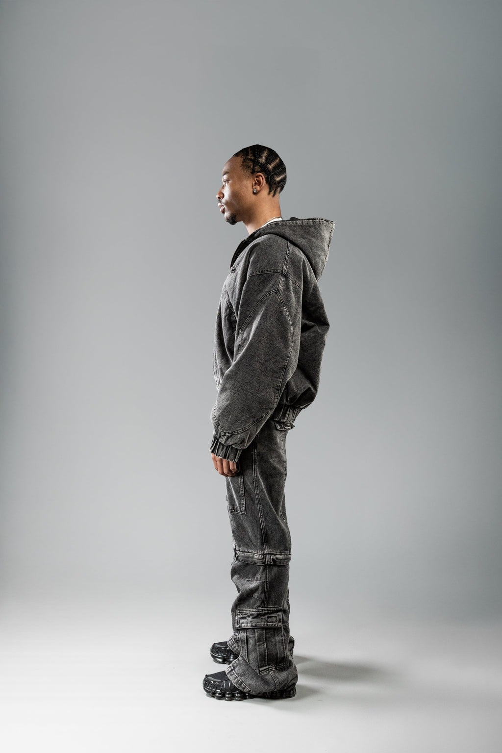 Cargohose in Seitenansicht mit mehreren vertikalen Teilungsnähten und einer seitlich aufgesetzten Tasche mit Patte am Unterschenkel. Die Waschung wirkt lebendig und verstärkt den Vintage-Look.