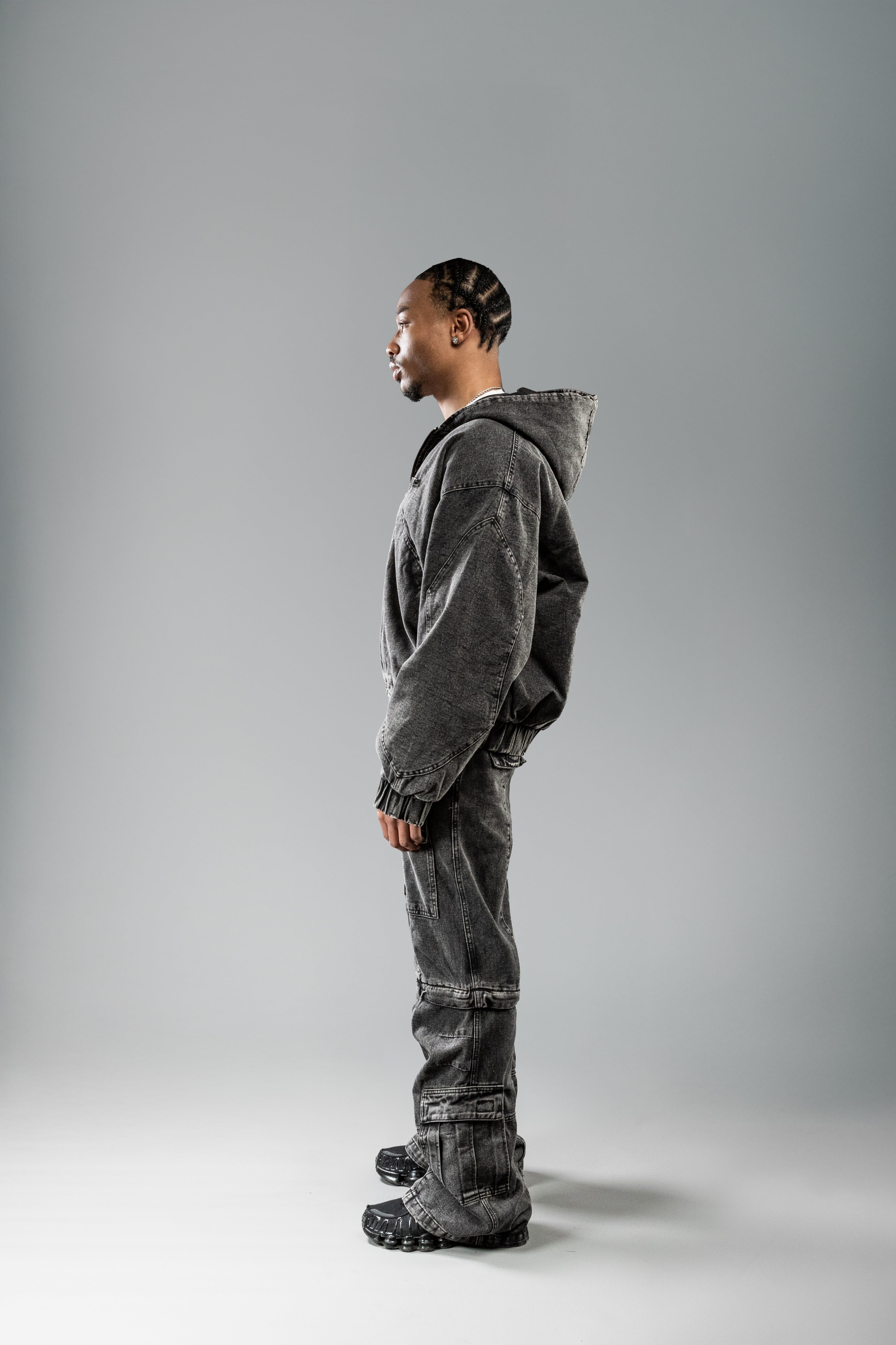 Cargohose in Seitenansicht mit mehreren vertikalen Teilungsnähten und einer seitlich aufgesetzten Tasche mit Patte am Unterschenkel. Die Waschung wirkt lebendig und verstärkt den Vintage-Look.