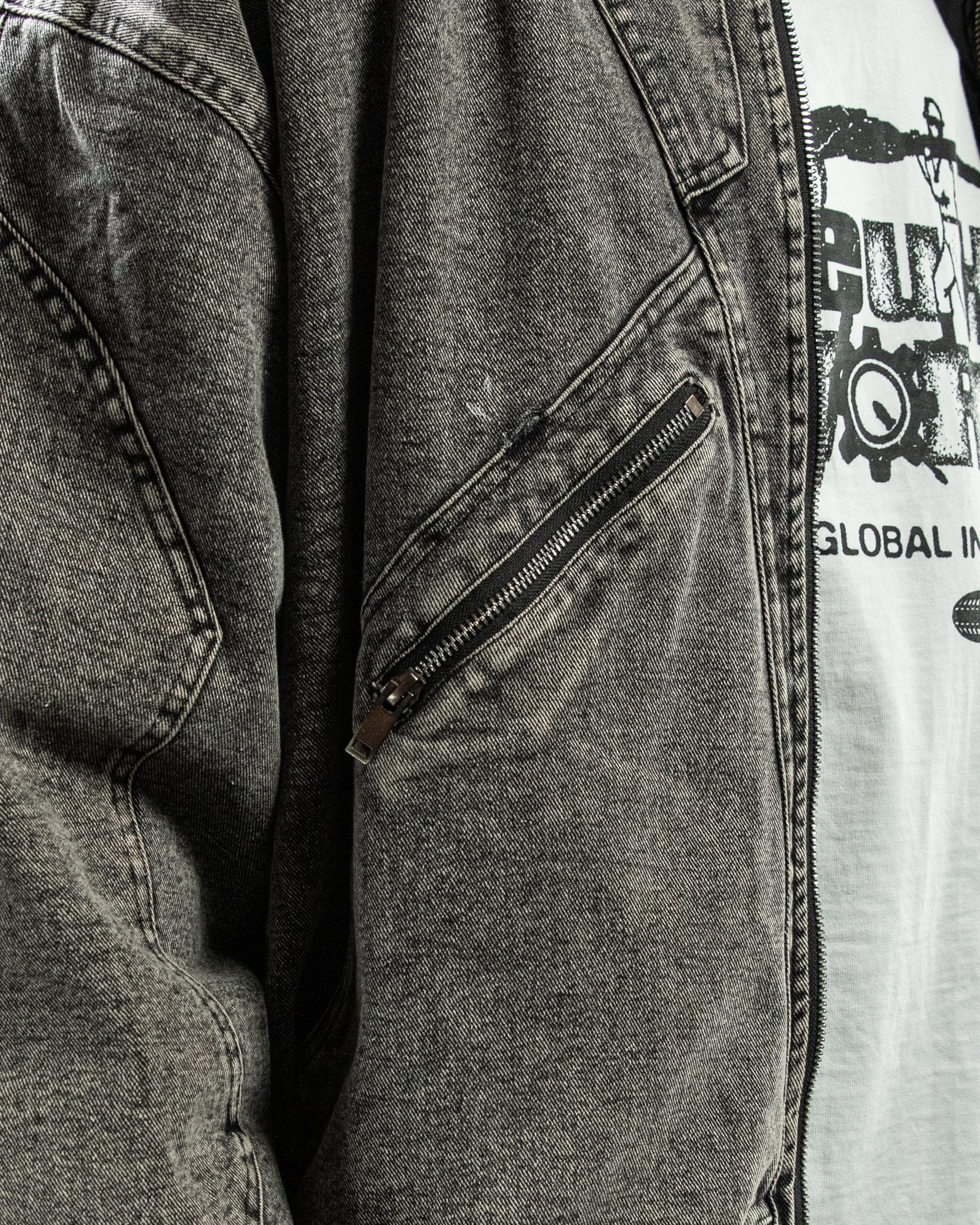 Nahaufnahme der schräg eingenähten Reißverschlusstasche auf der rechten Seite des Hoodies. Der schwarze Zip ist leicht glänzend und kontrastiert mit der ausgewaschenen Stoffstruktur.